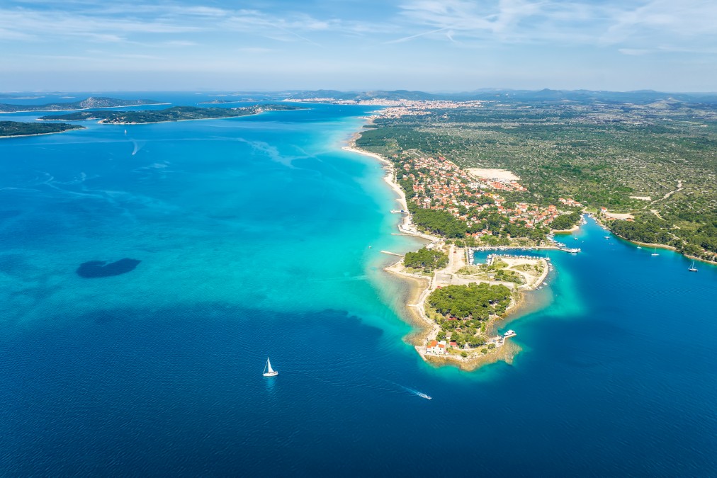 Paysages côtiers de Croatie avec criques et îles vues du ciel